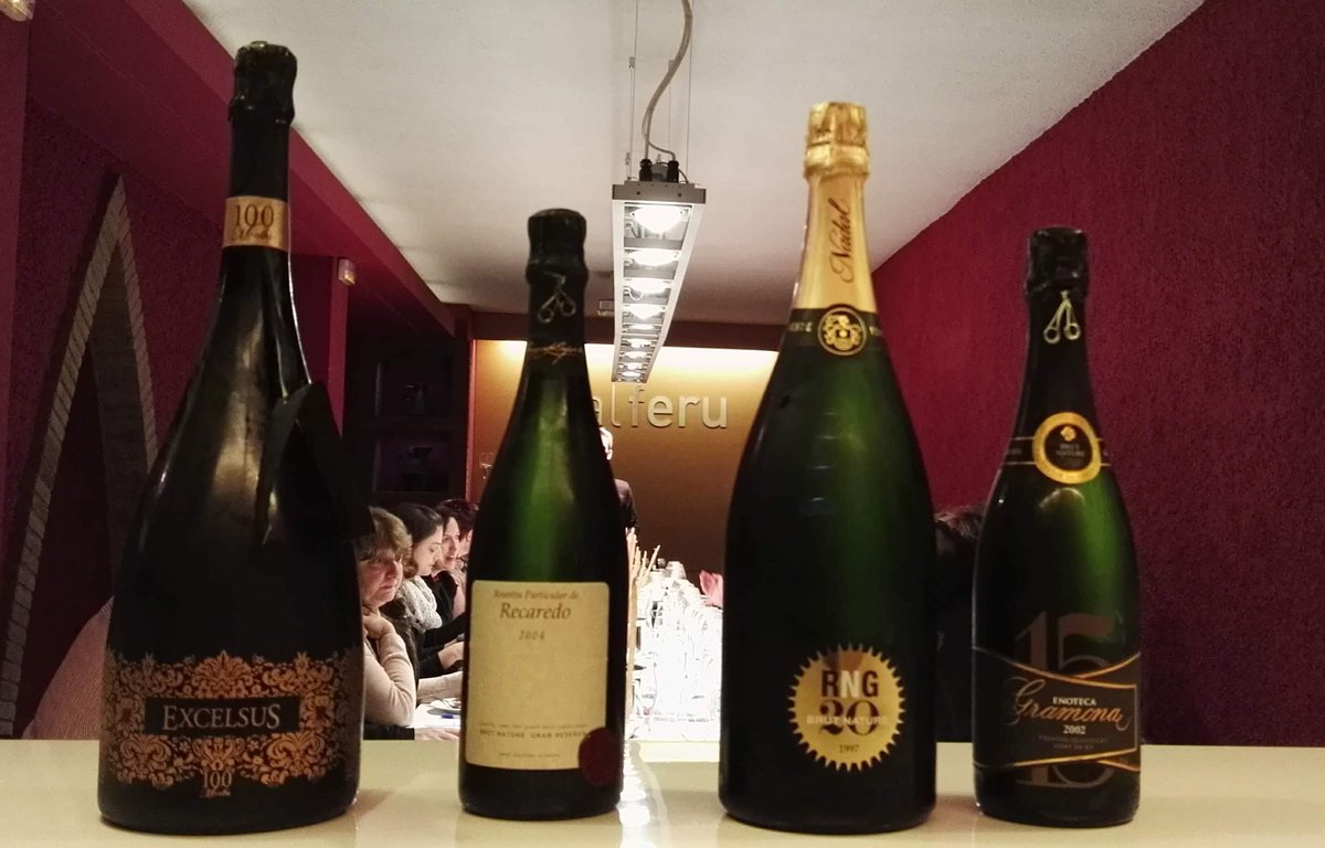 calferu's tweet photo. Vam finalitzar el tast amb @GIRORIBOT Excelsius (Magnum), @CavaRecaredo Reserva Particular, @CavaNadal RNG20 (Magnum) i @CavasGramona Enoteca. #caves5estrelles #cava #cavaexperience https://t.co/a31EMaeiLp