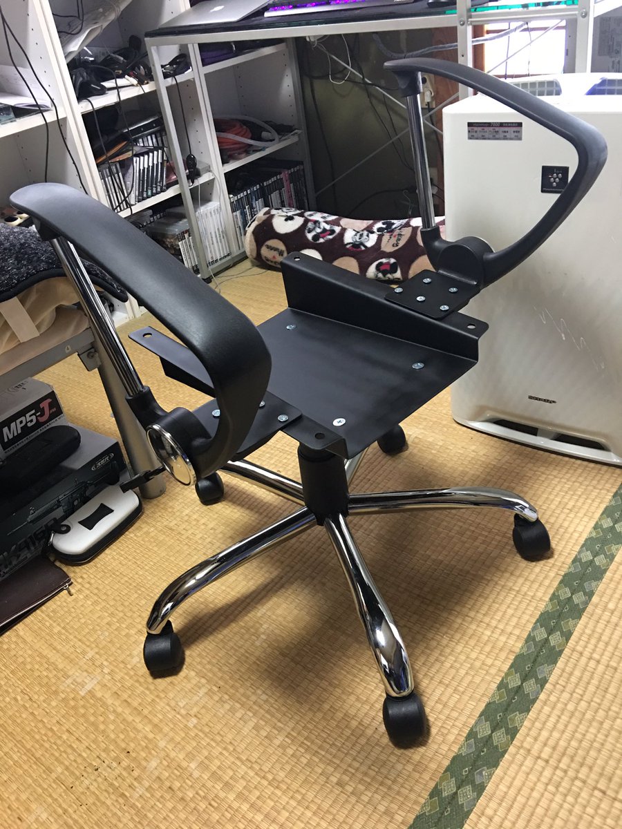 Hiroki 車のシートをゲーミングチェアにするキットを友達と製作しました 現在ラクマやメルカリにて販売してます これはbrideの旧brixやergo が装着できます 他のシートもネジ穴の追加加工で装着出来るようにできますので興味のある方はご連絡ください Bride