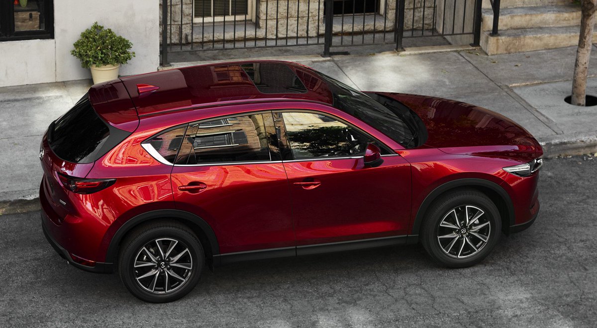 MazdaMalaga's tweet photo. El color premium Soul Red Crystal, intenso y lleno de profundidad, crea bellos reflejos a medida que las luces y sombras recorren la escultural carrocería del #MazdaCX5 #Mazda #KoniMotor https://t.co/PaTRdbBB8D