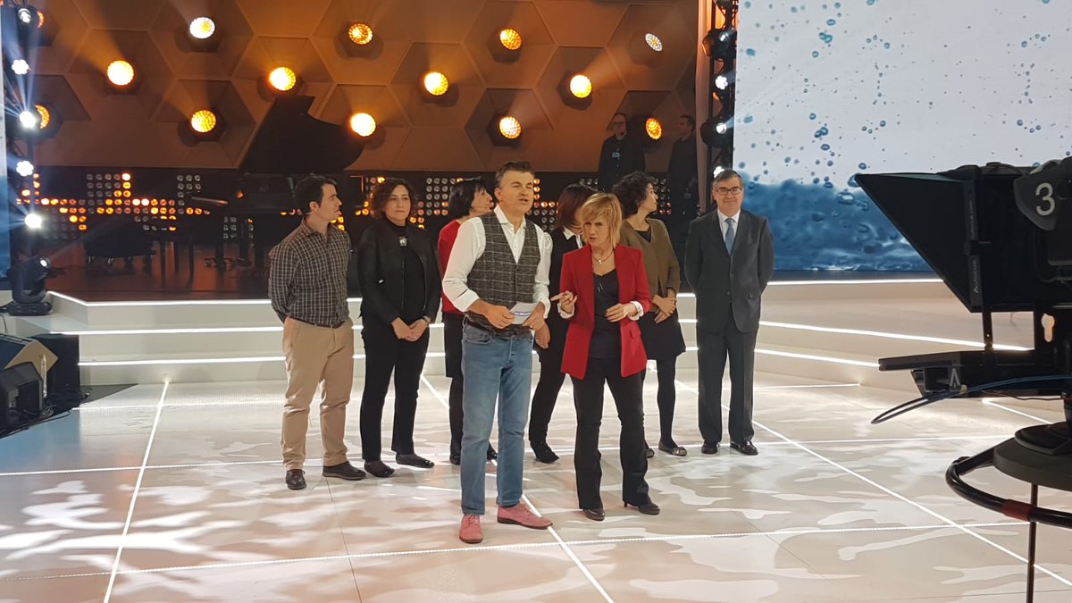 Mutua_Terrassa's tweet photo. Actualització del marcador de @la_marato amb els membres de la taula #LaMaratóTV3 #HoVisc #orgullMutua https://t.co/3EAhKVIe3j