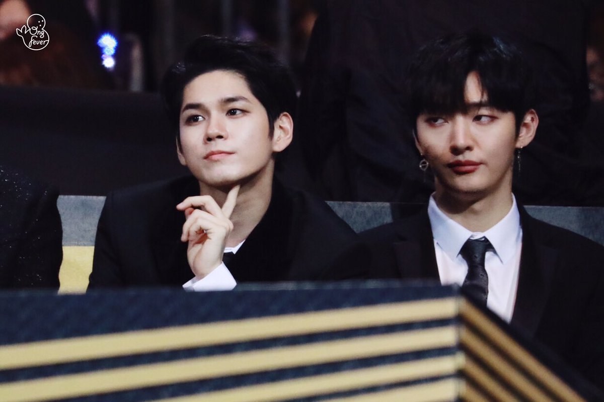 ongfever's tweet photo. 181214 MAMA in HK
I love Emoji brother😂😂😂😂😂😂😂
Jisung vs Ong
😒.... vs 🤔✨
#WannaOne #워너원
#옹성우 #옹 #ongseongwu
#yoonjisung #윤지성
#mamahk #mama2018 https://t.co/1Ml9vHCljF
