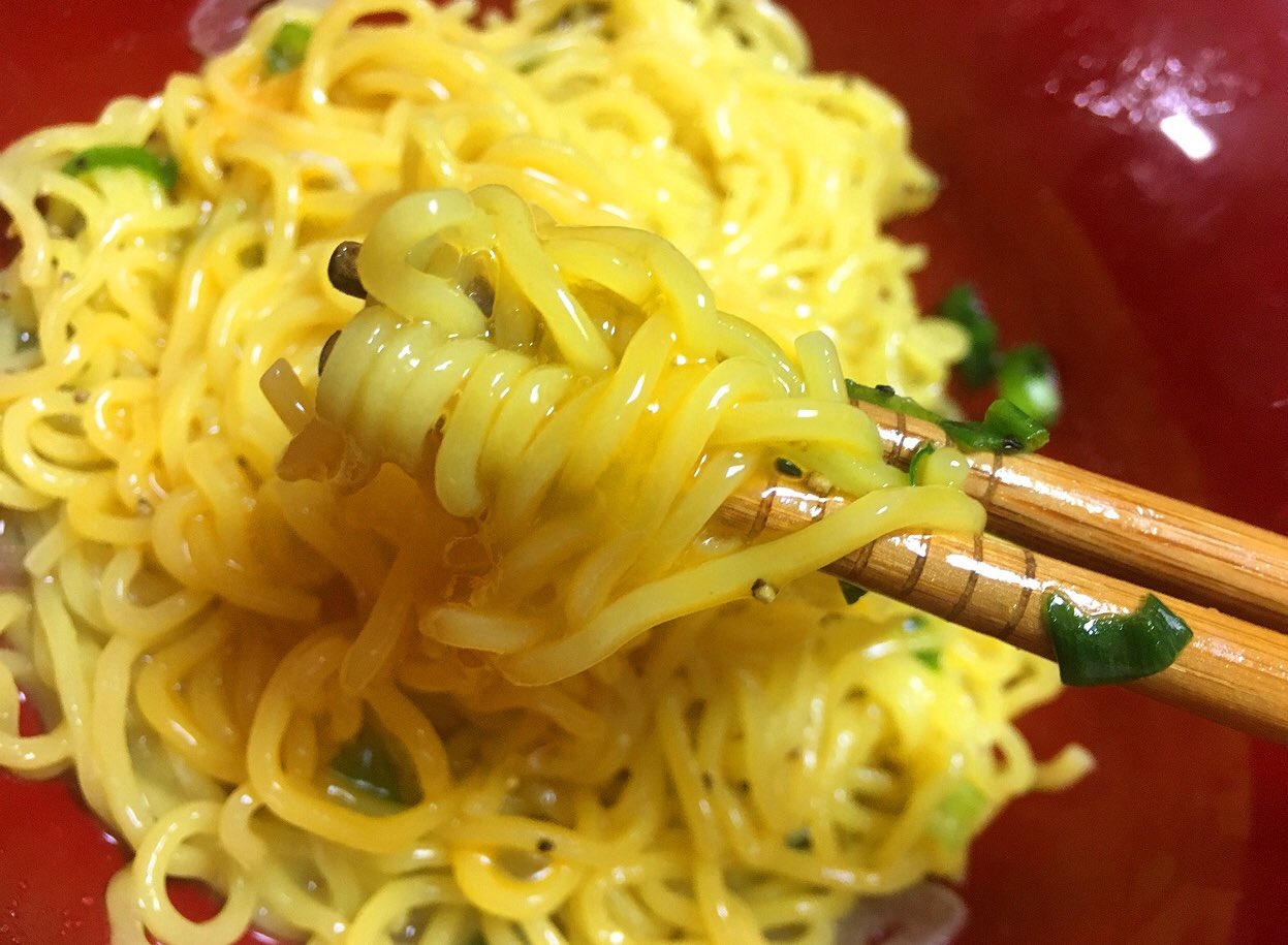 リュウジ 料理のおにいさんバズレシピ 僕の中で夜食革命が起きた 旨塩油そば ごま油大さじ1でにんにく1片炒め 酒小さじ2 みりん小さじ2入れ少し煮詰め丼へ入れ 白だし大さじ1半入れる 中華麺1gを茹で入れ混ぜ