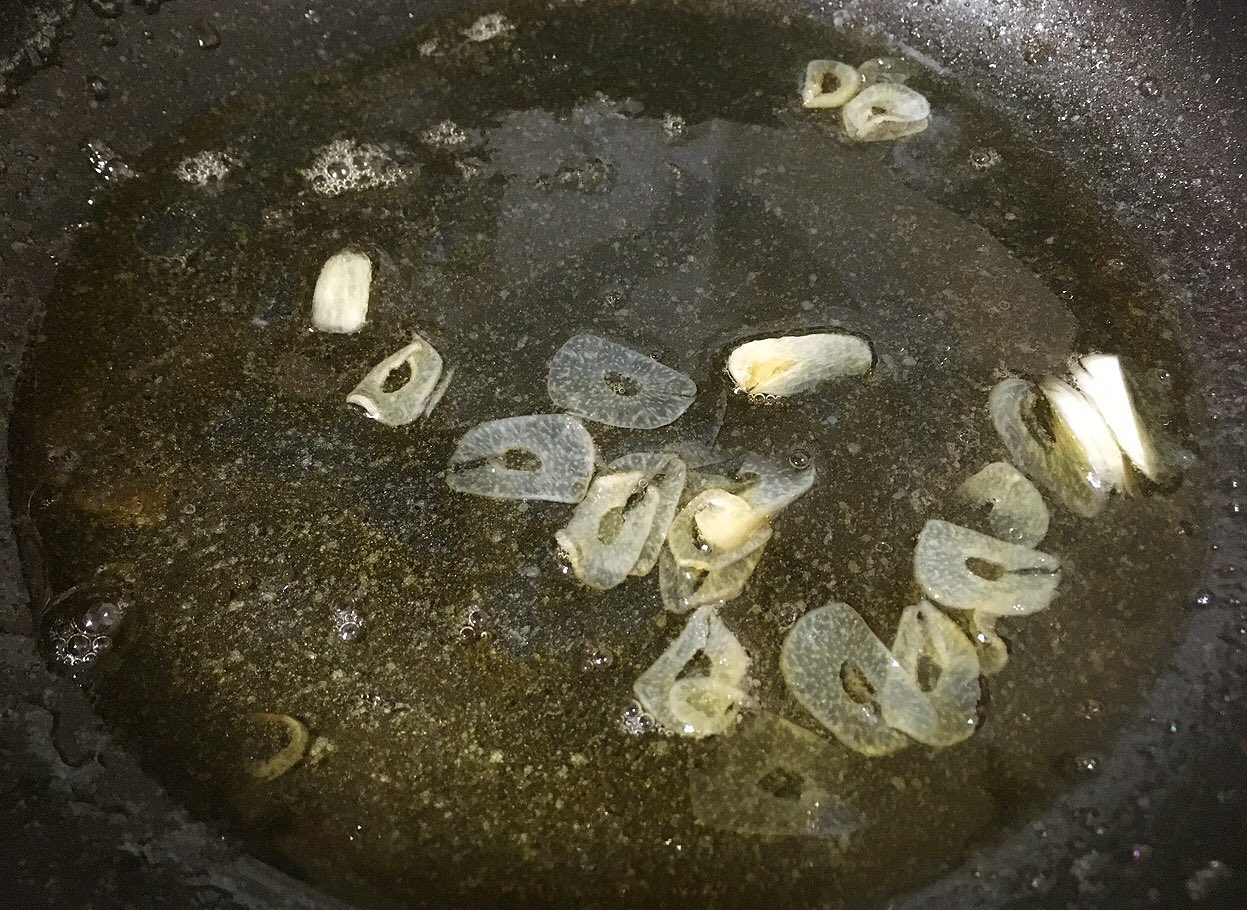 リュウジ 料理のおにいさんバズレシピ 僕の中で夜食革命が起きた 旨塩油そば ごま油大さじ1でにんにく1片炒め 酒小さじ2 みりん小さじ2入れ少し煮詰め丼へ入れ 白だし大さじ1半入れる 中華麺1gを茹で入れ混ぜ