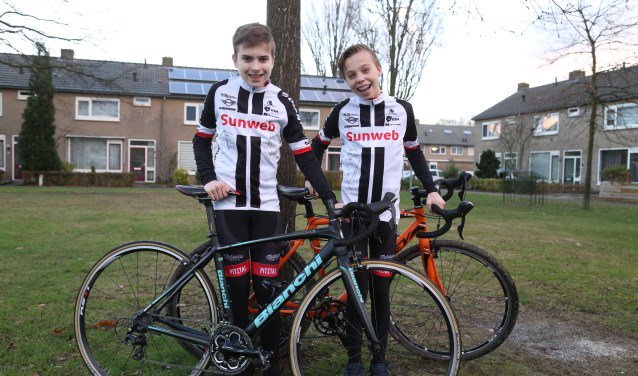 Wielermaatjes Lucas en Mendo ontmoeten hun helden <a href="/roycurvers/">Roy Curvers</a> en <a href="/tom_dumoulin/">Tom Dumoulin</a> van @teamsunweb. Bekijk het dinsdagavond 20.30 uur op <a href="/SBS6/">SBS6</a> -  mooigestel.nl/lees/47765/tit…