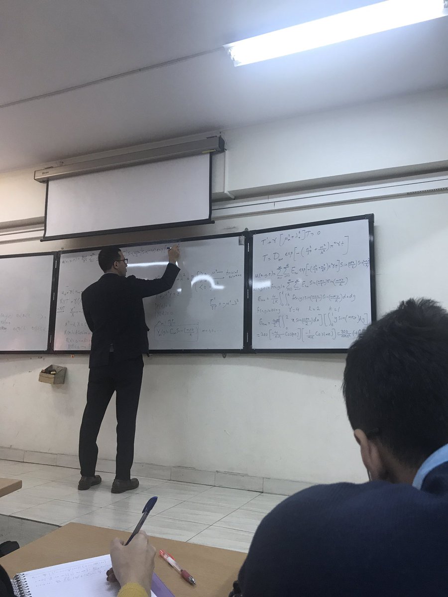 وقتی شرلوک شخصا بهتون معادلات جزیی درس میده.دیگه بیشتر از این چی میخوایم!#زندگی_حقیقی #اسارت_با_شادی