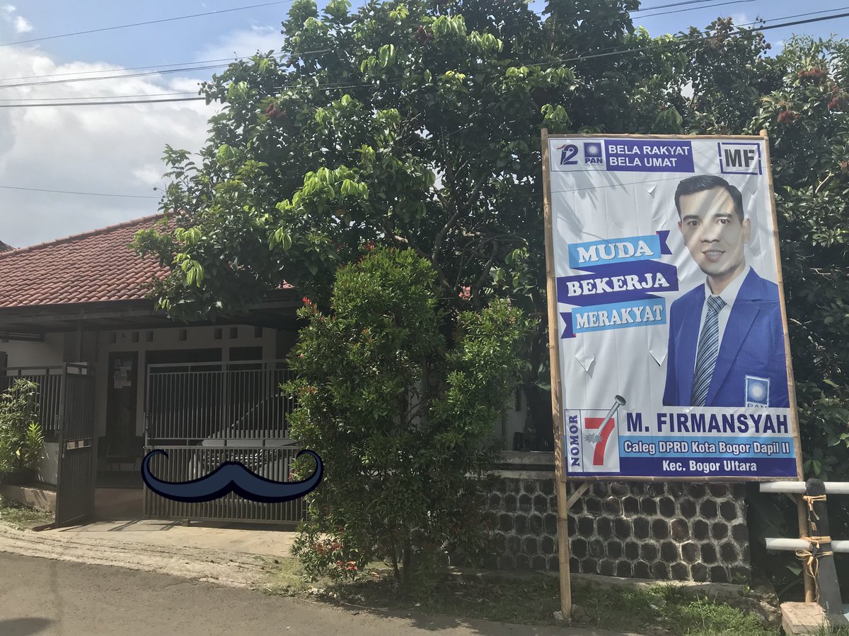 adhinata_z's tweet photo. Muda berkerja dan merakyat.. tapi gimana yah???. masang spanduk depan rumah orang ga ijin, pohon rambutan kami pun yang lagi berbuah pun jadi korban ditebasnya.. tolong bapak2 di PAN, di urus yang bener caleg dan timnya. @infobogor @pemkotabogor @bimaaryas @ridwankamil https://t.co/sbvOmhaVVD