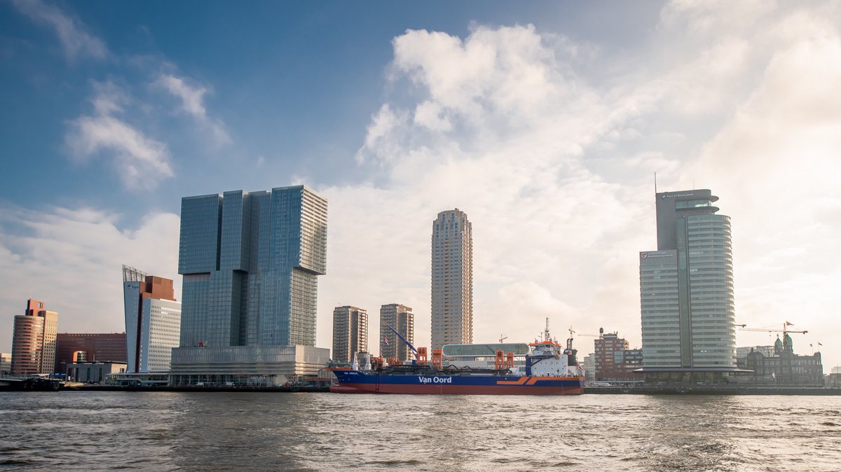 Her Majesty Queen Máxima performed the christening ceremony for Van Oord's trailing suction hopper dredger Vox Amalia in Rotterdam this afternoon in presence of 1,400 employees and guests. Thanks EventBureauNL for having me! #VanOord #Maxima #VoxAmalia