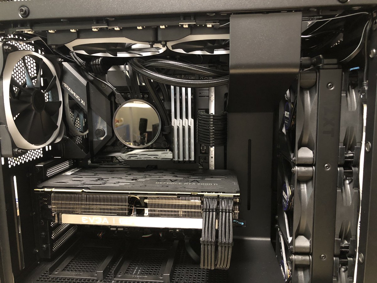 fzoi77's tweet image. #cableMod 難関だったけど #H700i になんとか押し込めた

#NZXT