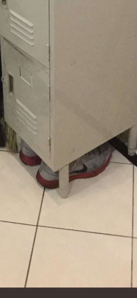 KitCat421's tweet photo. @nathandj20 @jodieegrace I hate when there’s a random man locker half breed chilling in the bathroom too. https://t.co/5EGMAUOfEQ