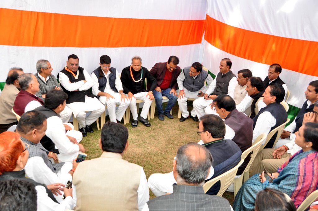 ashokgehlot51's tweet image. During meeting at residence to discuss the arrangements and preparations of oath-taking ceremony.