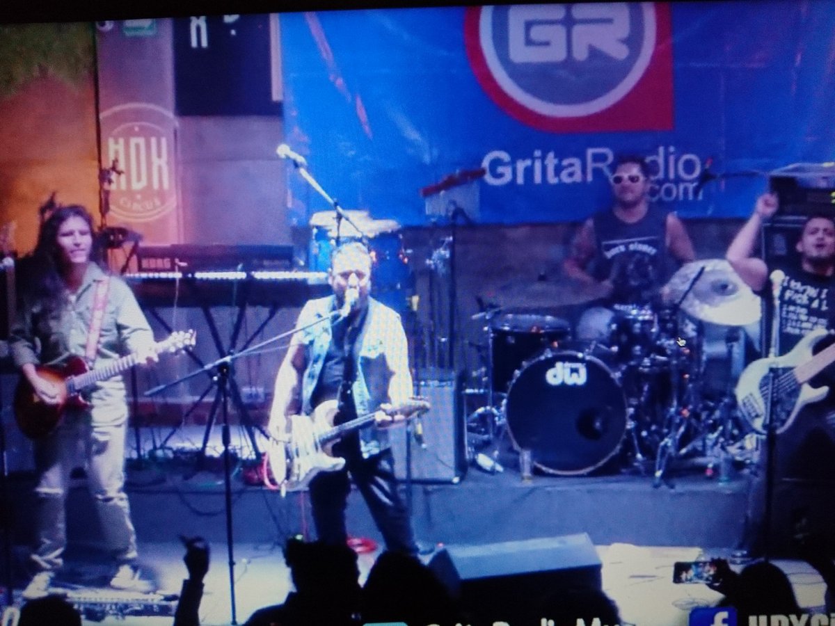ZonaDePitsMx's tweet photo. Porque "Nos gustan esas fiestas que revientan con el sol" seguimos en la #PosadaGR de @GritaRadioMusic en @hdxcircusbar con la gran banda @RADIOKAOSMX 👊🏼😎🎶🕺🤟🏼 con todo el @boost_mx!!! https://t.co/fIOGSu3uFs
