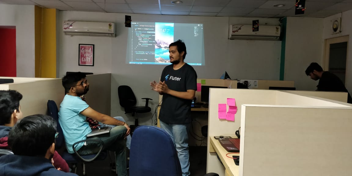 GDG_Gandhinagar's tweet photo. Explaining about StatefulWidget by #flutterlive #codetime #flutterio #fluttercodelab #code #GDG #gdggnr @arifkhoja_ @BhaveshAValand @jansariparth @yatendrasinh https://t.co/JA6hp8YBrR