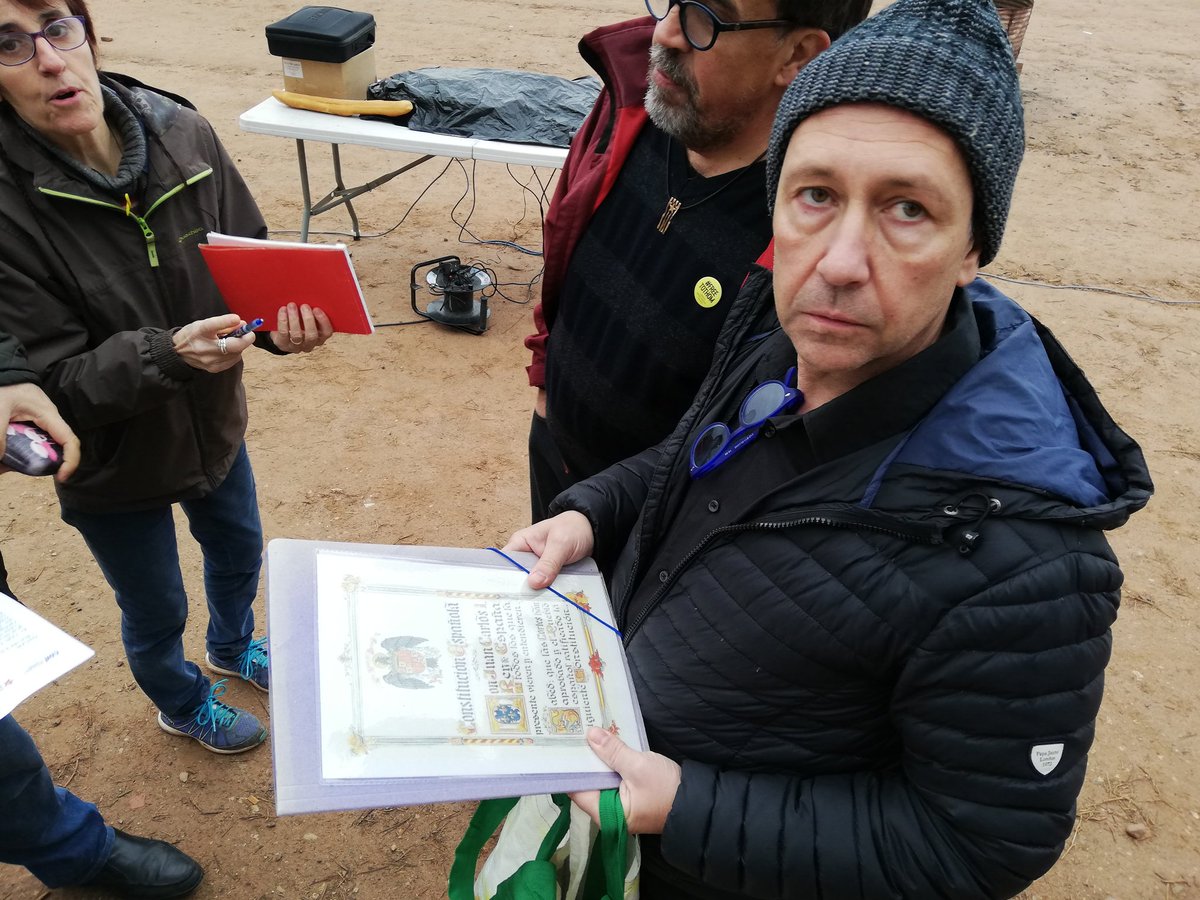 ArtistesDeLaRep's tweet photo. Avui a #Lledoners organitzem l'acció #Actedefe de l'@alcarcal i posarem pans a disposició del públic perquè es facin una fotografia per la campanya @famdejusticia #artistesdelarepública https://t.co/033z2dVjca