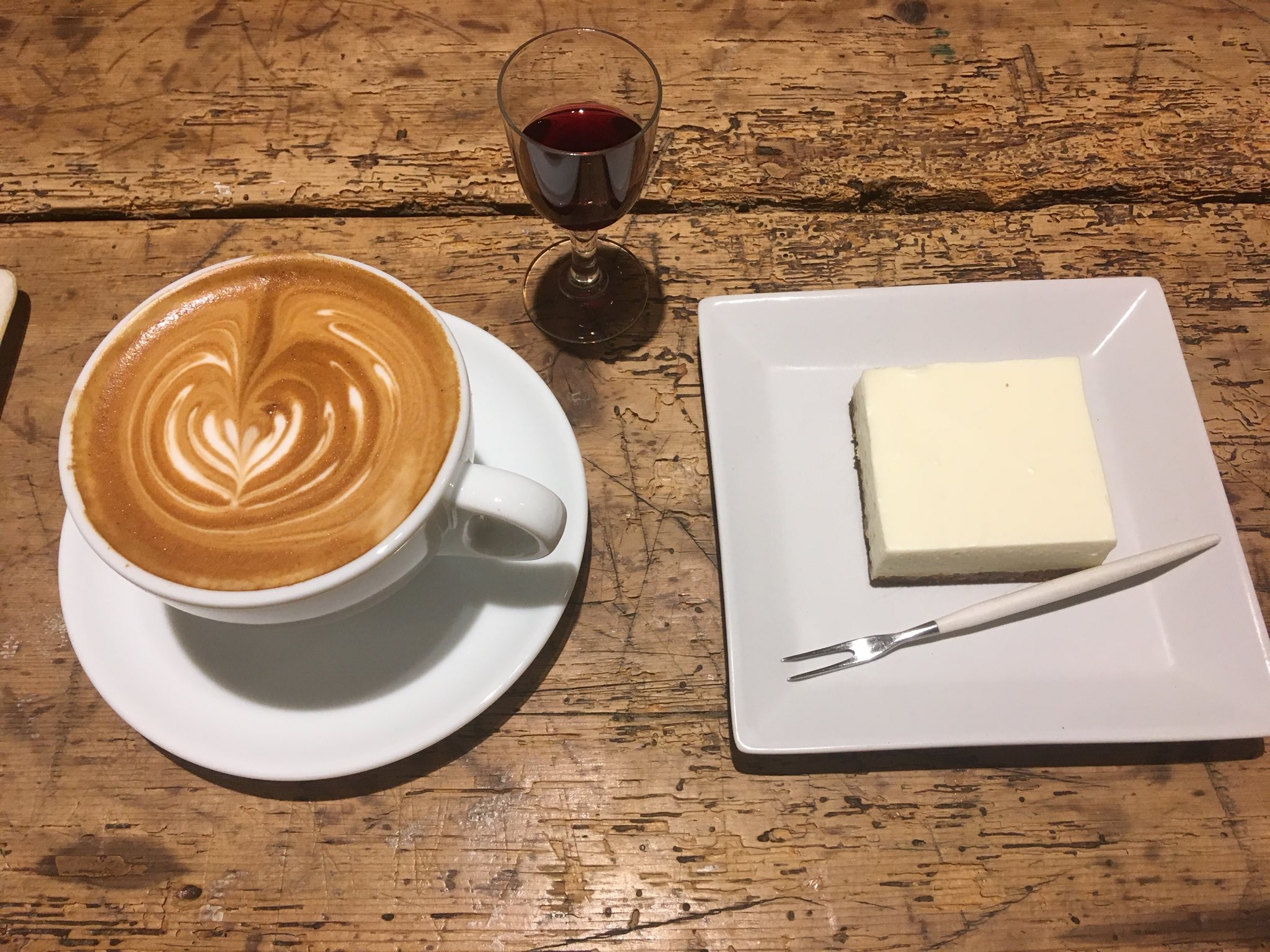 小倉活性化プロジェクト 四角いチーズケーキ 今日紹介するお店は Reverseリバース というカフェ Amp バーです 小倉北区の船場町にあります Instagramでよく四角いチーズケーキが投稿されていて 人気商品となっております とってもクリーミーで何