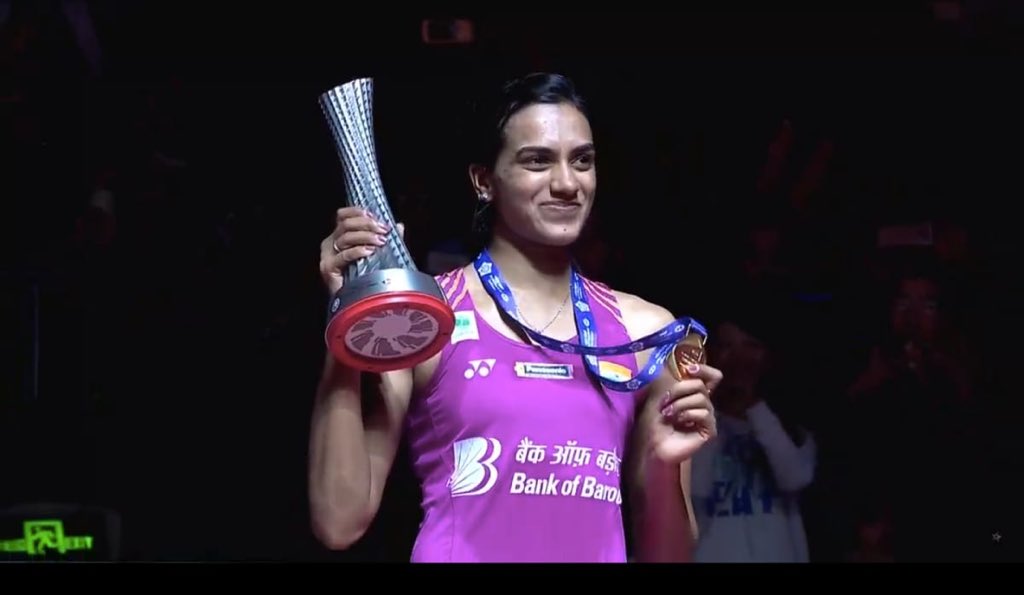 CharuPragya's tweet image. India’s Golden Daughter
@pvsindhu1 
The whole country is proud of you!

#BWFWorldTourFinals #BWFWorldTourFinals2018