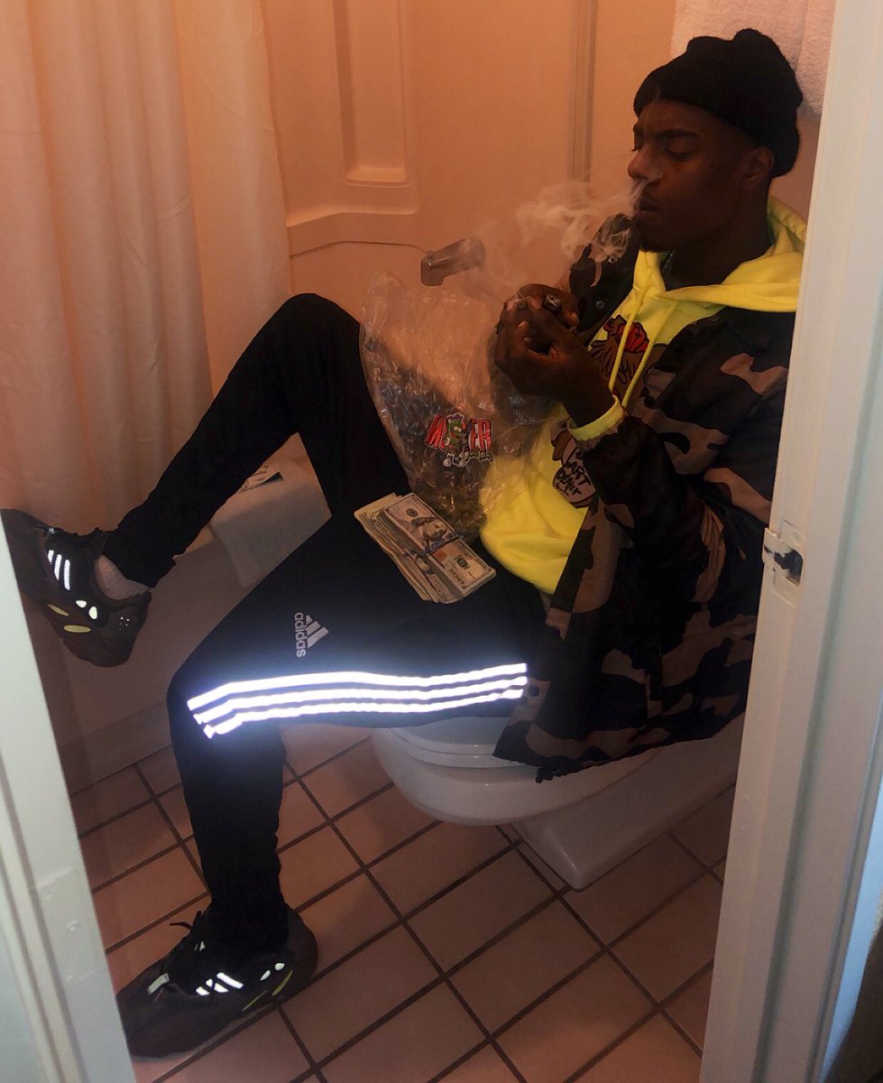 GsmBuck's tweet photo. Dressed Like a Kiwi 🥝 Bitch Watching Me 👀 No Tv 📺 Smoking Shit Look Like Seaweed 🍃😤⛽️💨 https://t.co/mBzcyEQ9Qn