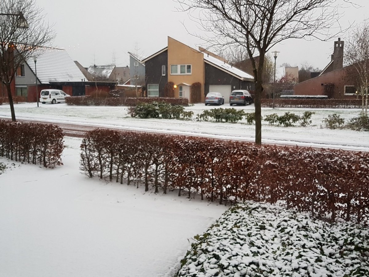 Eerste sneeuw van het seizoen in Roden, Dr.