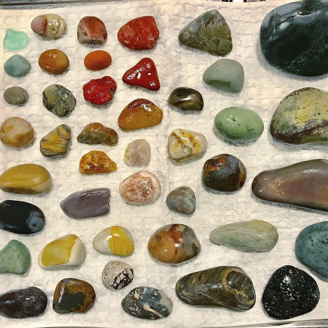 Azukki 今日拾った石たち 色 形 模様で拾う派なのでにぎやかになる 拾いたて 1 2枚目 洗いたて 3枚目 海の石 海で拾った石 石拾い