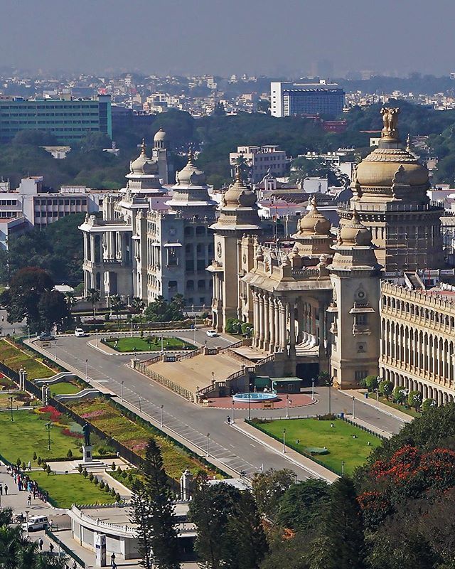 Vidhana Soudha, this architectural brilliance combines elements of Indo-Saracenic (British architecture in India) &amp; Neo-Dravidian (Hindu temple architecture in South India) styles, beautifully representing the face of Bangalore. There’s a lot more of thi… ift.tt/2GeMiaS