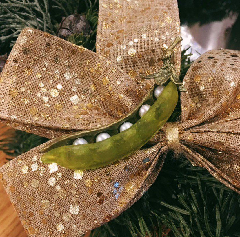 Today we are offering you another chance to WIN a piece of Michael Michaud Jewellery ✨To be in with a chance of winning this stunning Sweet Pea brooch with 5 fresh water pearls, like and tag at least two friends. Competition is open for one day only. Good Luck! 🍀