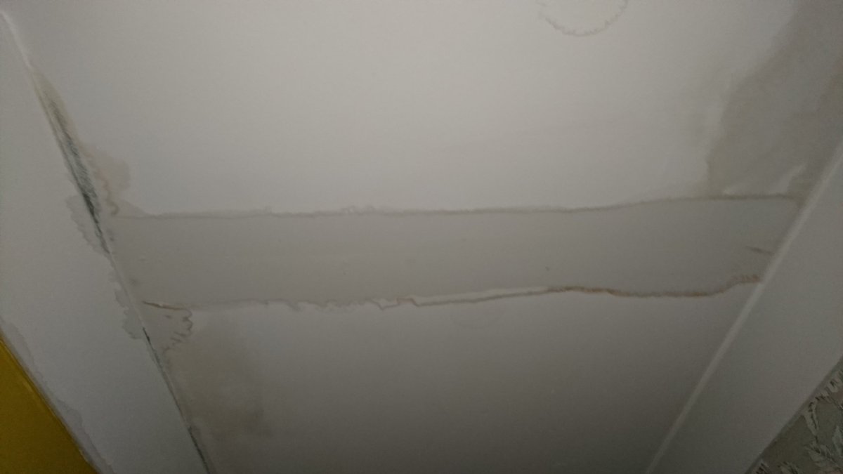 sdb1979's tweet image. @sovereignha and @lowcarbonex think that this is ok to live with (as it gets worse) until at least 10th January 😕😕 #AirCirculationSystem #Ceiling #WaterLeaking.