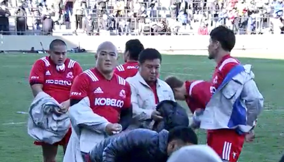 吉谷 吾郎 試合前 神戸製鋼の選手たちは ジャージの上に会社の作業着を着ていた 豪州生まれのアシュリー クーパーが V7を成し遂げた偉大なobや阪神大震災を乗り越えた会社の誇りを胸に闘う という想いで発案したという 日本ラグビーの企業スポーツ 吉谷 吾郎 試合前 神戸製鋼の選手たちは ジャージの上に会社の作業着を着ていた 豪州生まれのアシュリー クーパーが V7を成し遂げた偉大なobや阪神大震災を乗り越えた会社の誇りを胸に闘う という想いで発案したという 日本ラグビーの企業スポーツ