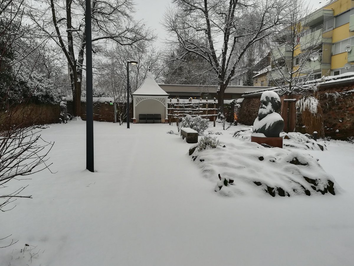 Mib2018Marx's tweet photo. Euch allen einen schönen dritten #Advent ... Erster #Schnee dieses Jahr in @stadt_trier und im @marx2018 ... #marx200 #marx2018 #snow #history #trier #beautiful #winter #photography #picoftheday https://t.co/79TIWcCsjr