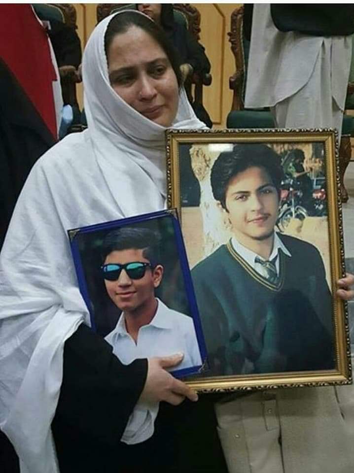 imasaadalvi's tweet photo. #ہم_نہیں_بھولے_APS 
#APSPeshawar #APSMartyrs #APS #APSChildren #BlackDay #16December 
مت سمجھنا کے ہم نے بھلا دیا 
کاش یہ دسمبر دوبارہ نہ آئے 😢😢 https://t.co/cPJvBJQJbO