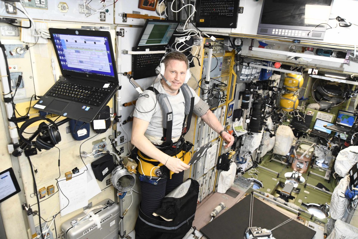 ноутбук на космической станции. компьютерная система. космический программист. инженер конструктор космос. космический программист.