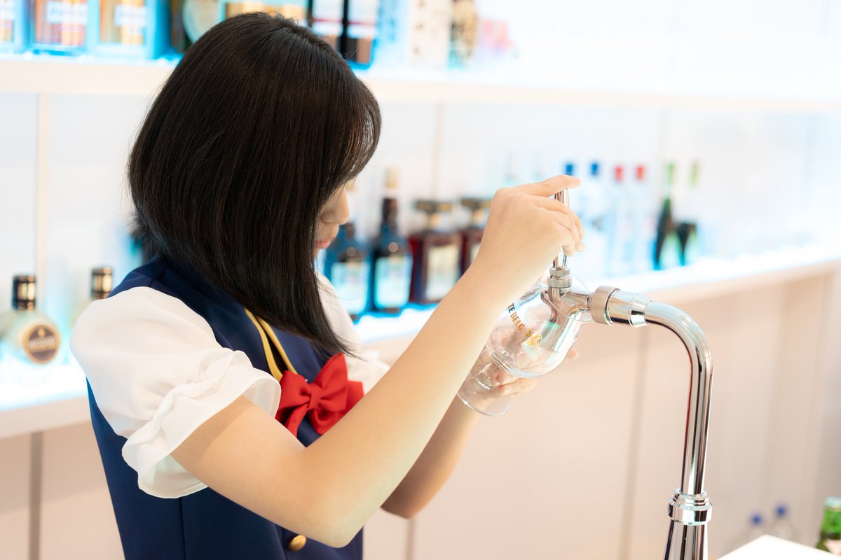 リアル友達が最近アキバにバー作ったんだけど、完全禁煙とか全席コンセント付きとか異彩を放ってて面白い。飲み会の二次会にめっちゃ使ってる。テーブル席あるの地味に助かる。  | 秋葉原にビットコインの使える近未来コンセプトBar『レムリア』がオープン https://t.co ...