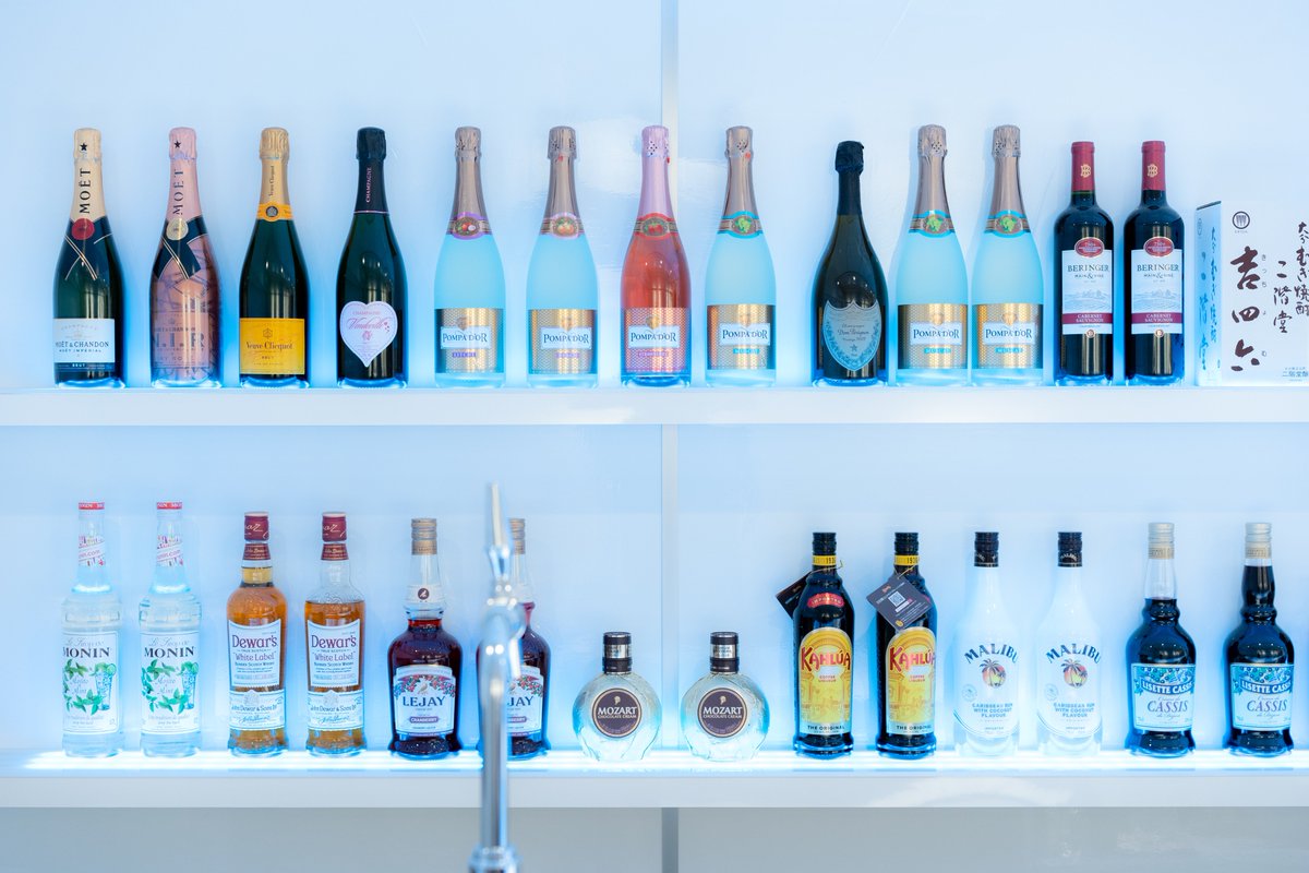 リアル友達が最近アキバにバー作ったんだけど、完全禁煙とか全席コンセント付きとか異彩を放ってて面白い。飲み会の二次会にめっちゃ使ってる。テーブル席あるの地味に助かる。  | 秋葉原にビットコインの使える近未来コンセプトBar『レムリア』がオープン https://t.co ...