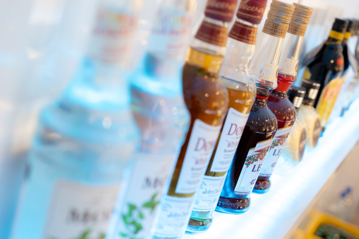 リアル友達が最近アキバにバー作ったんだけど、完全禁煙とか全席コンセント付きとか異彩を放ってて面白い。飲み会の二次会にめっちゃ使ってる。テーブル席あるの地味に助かる。  | 秋葉原にビットコインの使える近未来コンセプトBar『レムリア』がオープン https://t.co ...