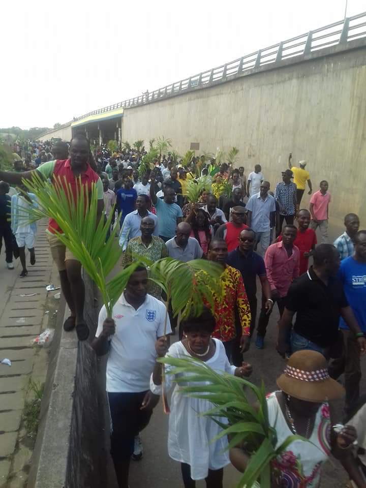 MagEgomaigue's tweet photo. #Gabon🇬🇦15/12/2018: Rassemblement populaire réussi au QG de SEM #JeanPing: le peuple reprend ses droits.
@jo_leinen @RMCinfo @Le_Figaro @LeHuffPost @le_Parisien @JTAtv5monde @BFMTV @LePoint
#15DecembreTousAuQG #TGV 
#JeanPingPresident
#3MOut #GiletsJaunes
https://t.co/ayxox1ettE https://t.co/vueMDOmuif