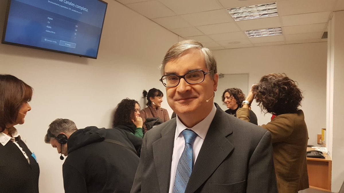 Mutua_Terrassa's tweet photo. El Dr. Rami amb dos professionals del seu equip: el Dr. Sergi Call i la Dra. Carme Obiols, just abans d'entrar a plató #LaMaratóTV3 #HoVisc #orgullMutua https://t.co/LNc7bCahjN
