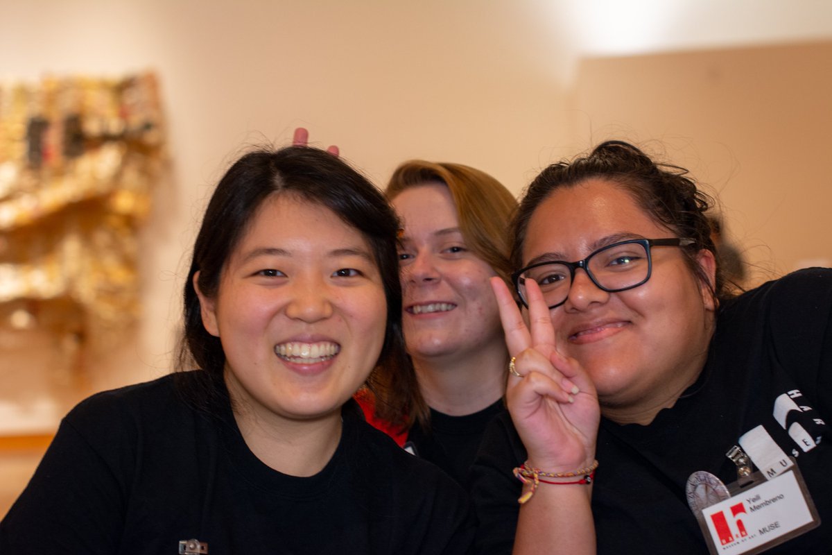 HarnMuseumofArt's tweet photo. #MUSEpose ✌️ If you’re a @UF student with a love for art, get involved with your museum this spring as a Museum University Student Educator (MUSE). Apply by January 10 at https://t.co/G5vukwCaWh. https://t.co/fGV3ZSY7gq
