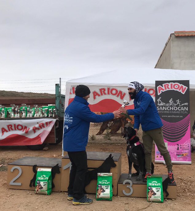Miky_Monroy's tweet photo. Primera carrera del campeonato provincial de #mushing y primer podium...!!! A pesar de tener una caída fuerte en la salida Noa y yo hemos volado hasta la meta...!!! 3º puesto #CONTENTISIMO #canicross #run #running #trailrunning #dogs #sportsdogs #superacion https://t.co/MfcWL1v2wD