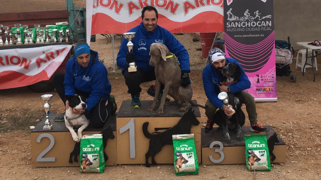 Miky_Monroy's tweet photo. Primera carrera del campeonato provincial de #mushing y primer podium...!!! A pesar de tener una caída fuerte en la salida Noa y yo hemos volado hasta la meta...!!! 3º puesto #CONTENTISIMO #canicross #run #running #trailrunning #dogs #sportsdogs #superacion https://t.co/MfcWL1v2wD