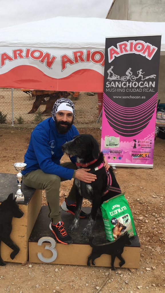 Miky_Monroy's tweet photo. Primera carrera del campeonato provincial de #mushing y primer podium...!!! A pesar de tener una caída fuerte en la salida Noa y yo hemos volado hasta la meta...!!! 3º puesto #CONTENTISIMO #canicross #run #running #trailrunning #dogs #sportsdogs #superacion https://t.co/MfcWL1v2wD