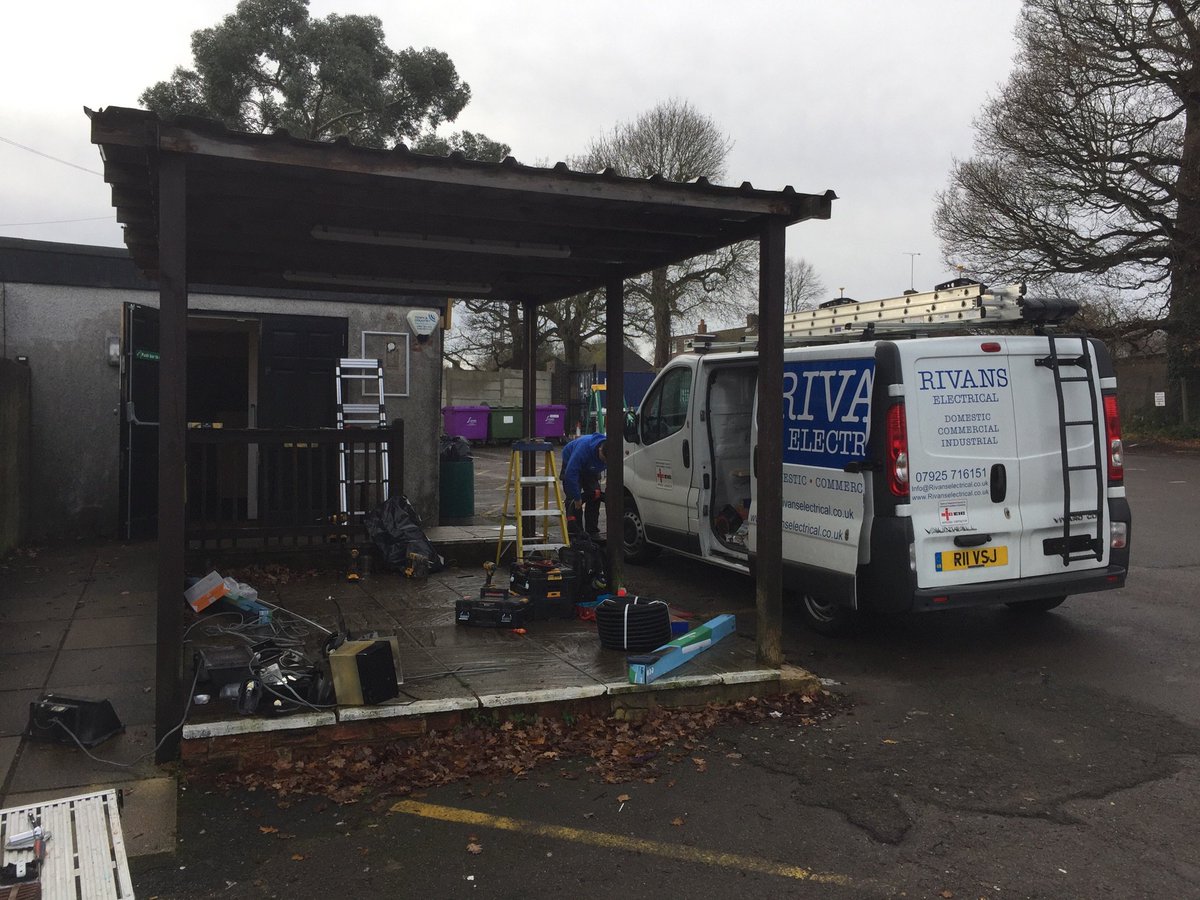 cheshamutdfc's tweet photo. Thanks Jack. RT @CheshamUtdTrust: A Big thank you to @RivansElec for giving up there Sunday to fit new lighting for the @Chess_Suite entrance. Great to have Sponsors who help out for free https://t.co/5gPeJXJc5j