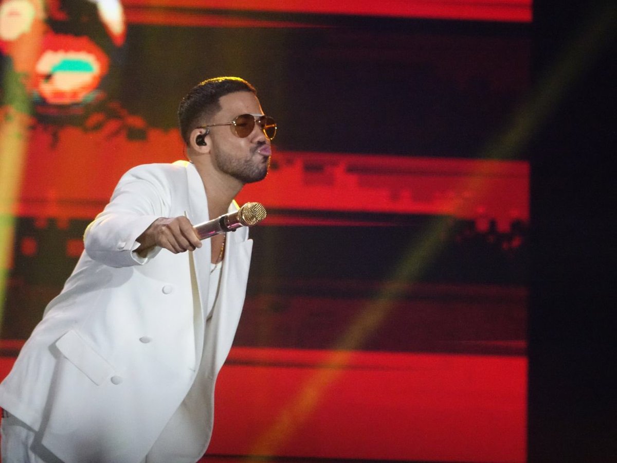 No le digas a nadieee 
lo mucho que te quiero 
que soy un boemio loco 
no se lo comente al pueblo... 
No le digas a nadieee 
que tu vida es mi vida 
que me la paso imaginando 
esperando a tenerte conmigo 
que vaaaa... 
<a href="/RomeoSantosPage/">Romeo Santos</a> #elreydelabachata #argentina #bachsteros