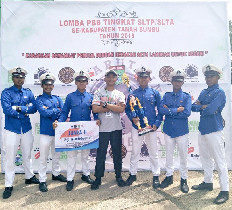 Abdulazisamin1's tweet photo. Kali pertama Sekolah kami mengikuti lomba PBB tingkat SLTP/SLTA se-Kabupaten Tanah Bumbu.
#kalahmenangyangpentingsombong✌🏿#Tanahbumbuhebat #SMAN1KARANGBINTANG #PBB2018 #juara #paskibrasmanesataruna https://t.co/aRt4iYgUTk