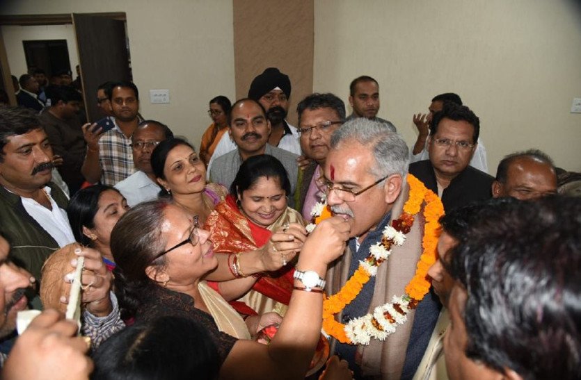 patrikacg's tweet photo. केवल इन चार BJP नेताओं को छोड़ किसी ने नहीं दी भूपेश को CM बनने की बधाई : https://t.co/36oZCC96qT
#Elections2018 #CgKaSiyasiSangram #cgelection2018 #CGNews #Chhattisgarh #BhupeshBaghel #bhupeshbaghelcm #BJP https://t.co/i6oopF49FZ