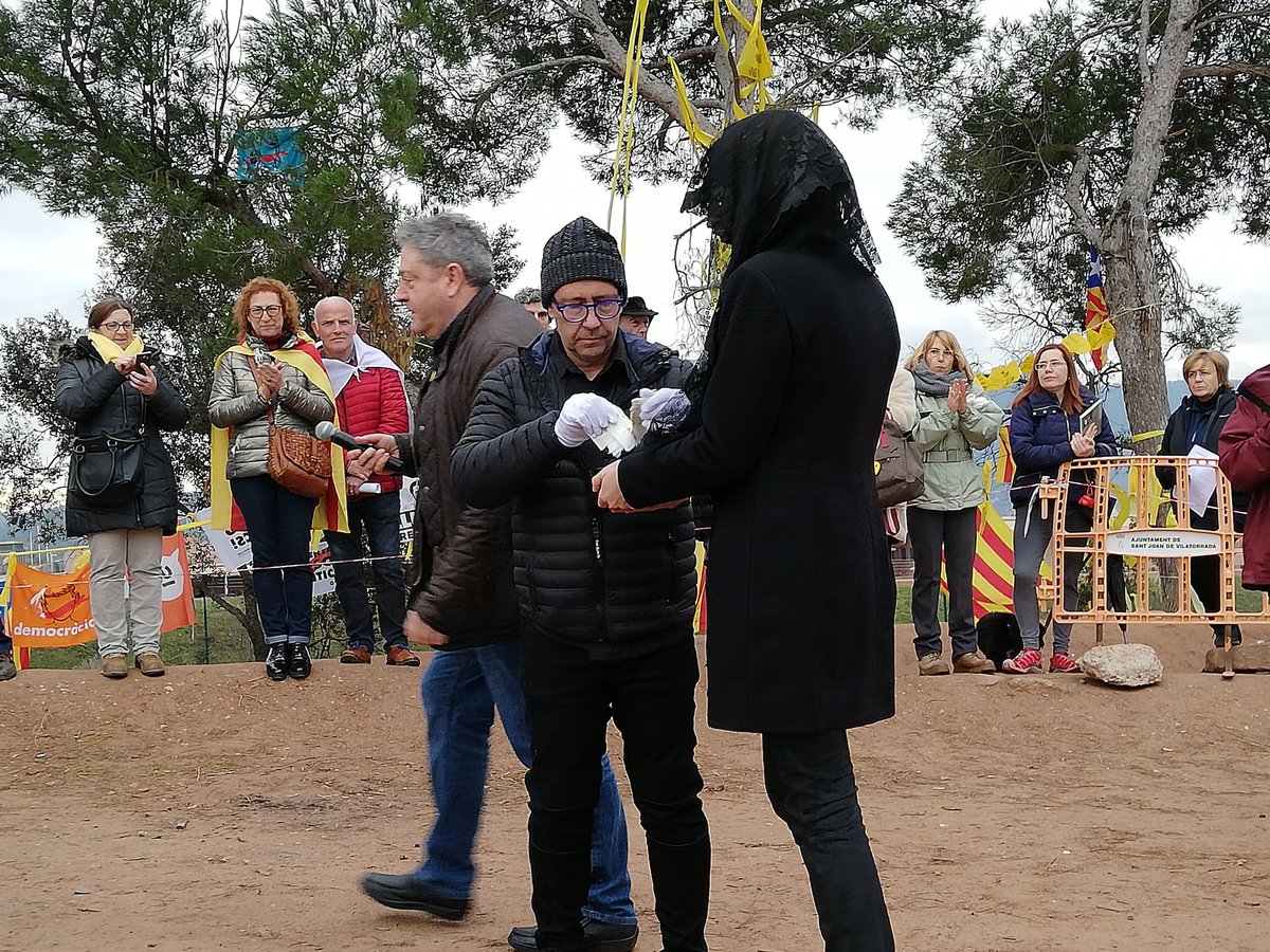 ArtistesDeLaRep's tweet photo. Avui a #Lledoners hem fet l'acció #actedefe de la ma d'@alcarcal i ens hem fotografiat amb un pa a la ma per la campanya @famdejusticia @Pesacapsada #artistesdelarepública https://t.co/YpzJJXMUbA