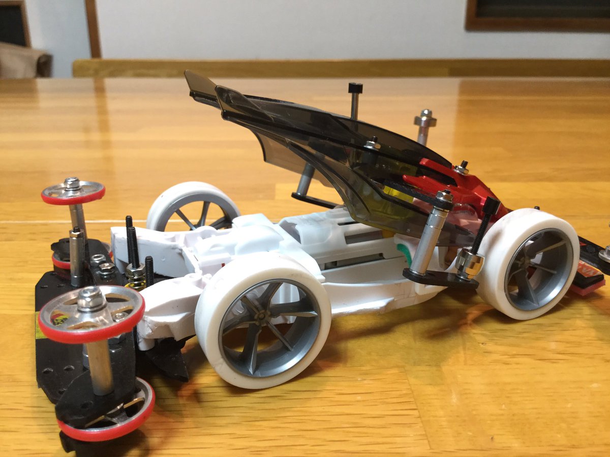 Mco 1台目のmaで マスダンは直接シャーシに乗せるより ヒクオで乗せた方が制振性が高かった 提灯じゃなくって フロントからのヒクオアームを組まずに 同じギミックが作れないかなぁ Dcr01 プラボディ ミニ四駆 フロントヒクオ