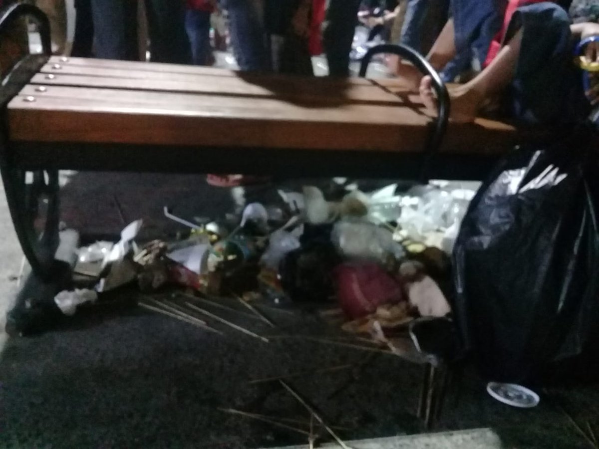 titiknol_jogja's tweet photo. Terpantau tempat sampah di pedestrian kacau balau tidak muat, mayoritas sampah bungkus tusuk sate dan kemasan gelas plastik sedotan.  Cen apike bakul PKL kemproh digaruk wae, tapi mesti wadul anggota dewan alasan HAM. Jal @DLHkotayk @PemkotJogja py le nandangi? https://t.co/W8IH9qolfI
