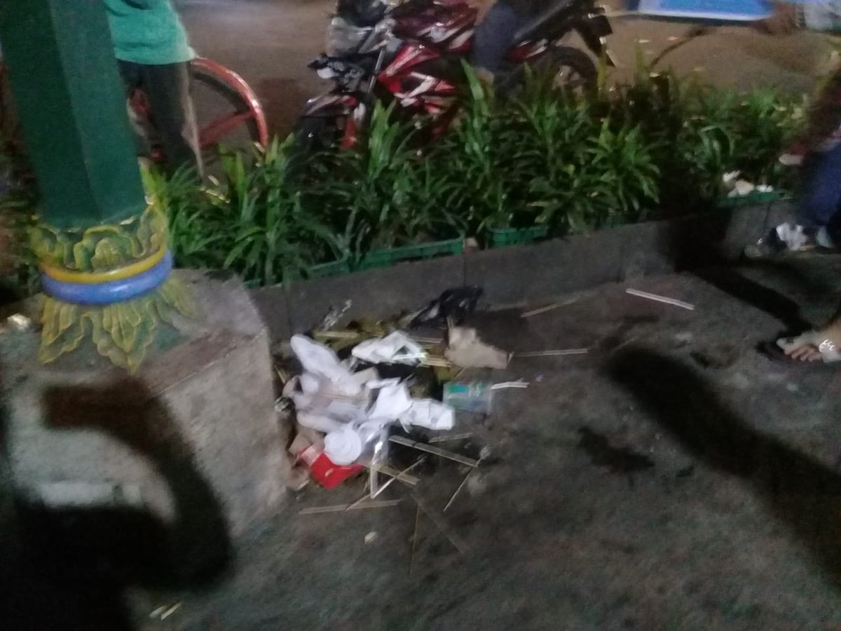 titiknol_jogja's tweet photo. Terpantau tempat sampah di pedestrian kacau balau tidak muat, mayoritas sampah bungkus tusuk sate dan kemasan gelas plastik sedotan.  Cen apike bakul PKL kemproh digaruk wae, tapi mesti wadul anggota dewan alasan HAM. Jal @DLHkotayk @PemkotJogja py le nandangi? https://t.co/W8IH9qolfI