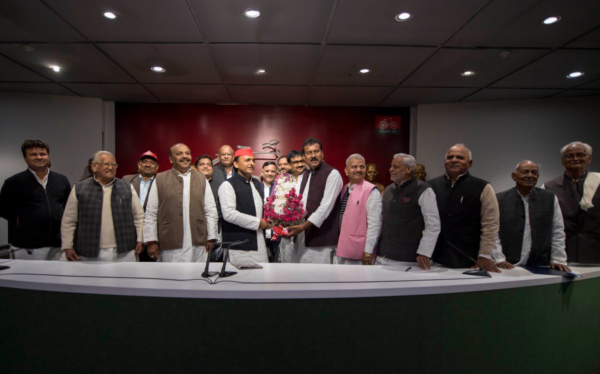 yadavakhilesh's tweet photo. श्री कमलनाथ जी को मध्य प्रदेश के मुख्यमंत्री के रूप में हार्दिक बधाई व उनके शपथ ग्रहण समारोह हेतु अनंत शुभकामनाएँ. मध्य प्रदेश के बिजावर विधान सभा क्षेत्र से नवनिर्वाचित सपा विधायक श्री राजेश कुमार इस अवसर पर उनके प्रति हमारे समर्थन व शुभकामनाओं का प्रतिनिधित्व करेंगे. https://t.co/kwSbVbE76j