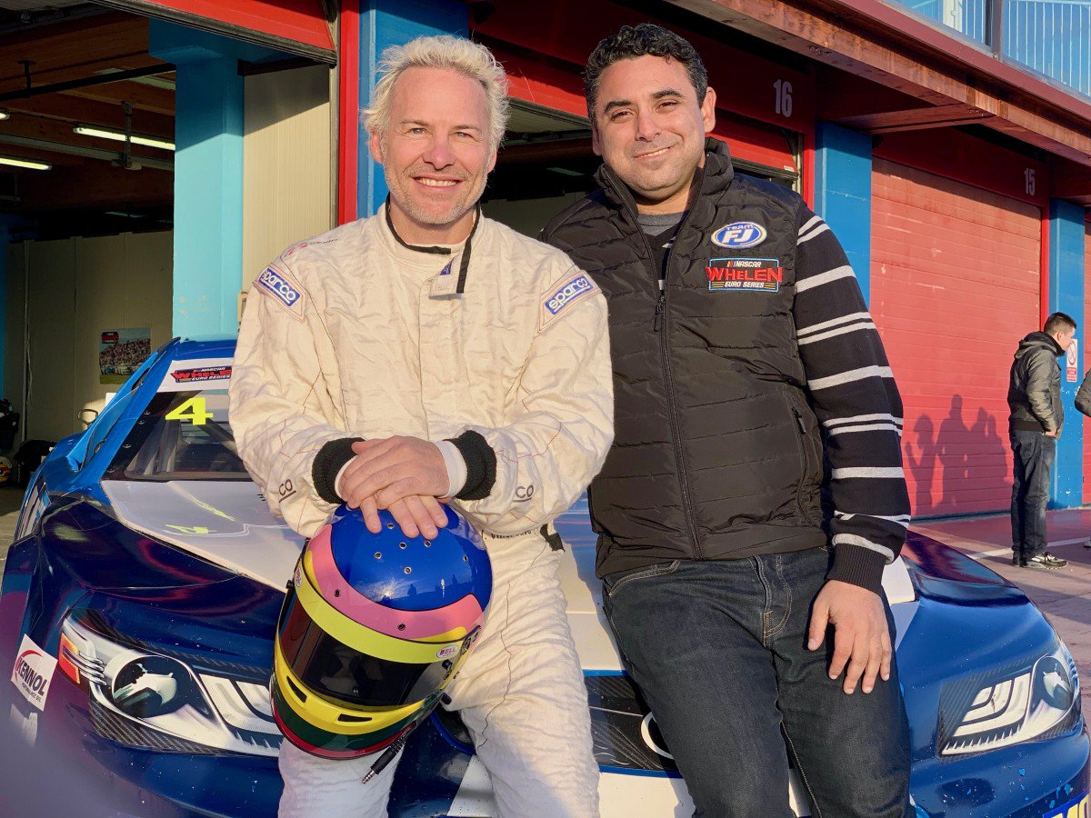 ThreeWideDe's tweet photo. Motorsport-Ikone Jacques Villeneuve startet Vollzeit in der NASCAR Whelen Euro Series #euronascar #GoFasRacing #JacquesVilleneuve #NASCARWhelenEuroSeries #NWES #threewide #ThreeWide.de #ThreeWideDe https://t.co/dTXAed2V3F https://t.co/q2YgxXj25z