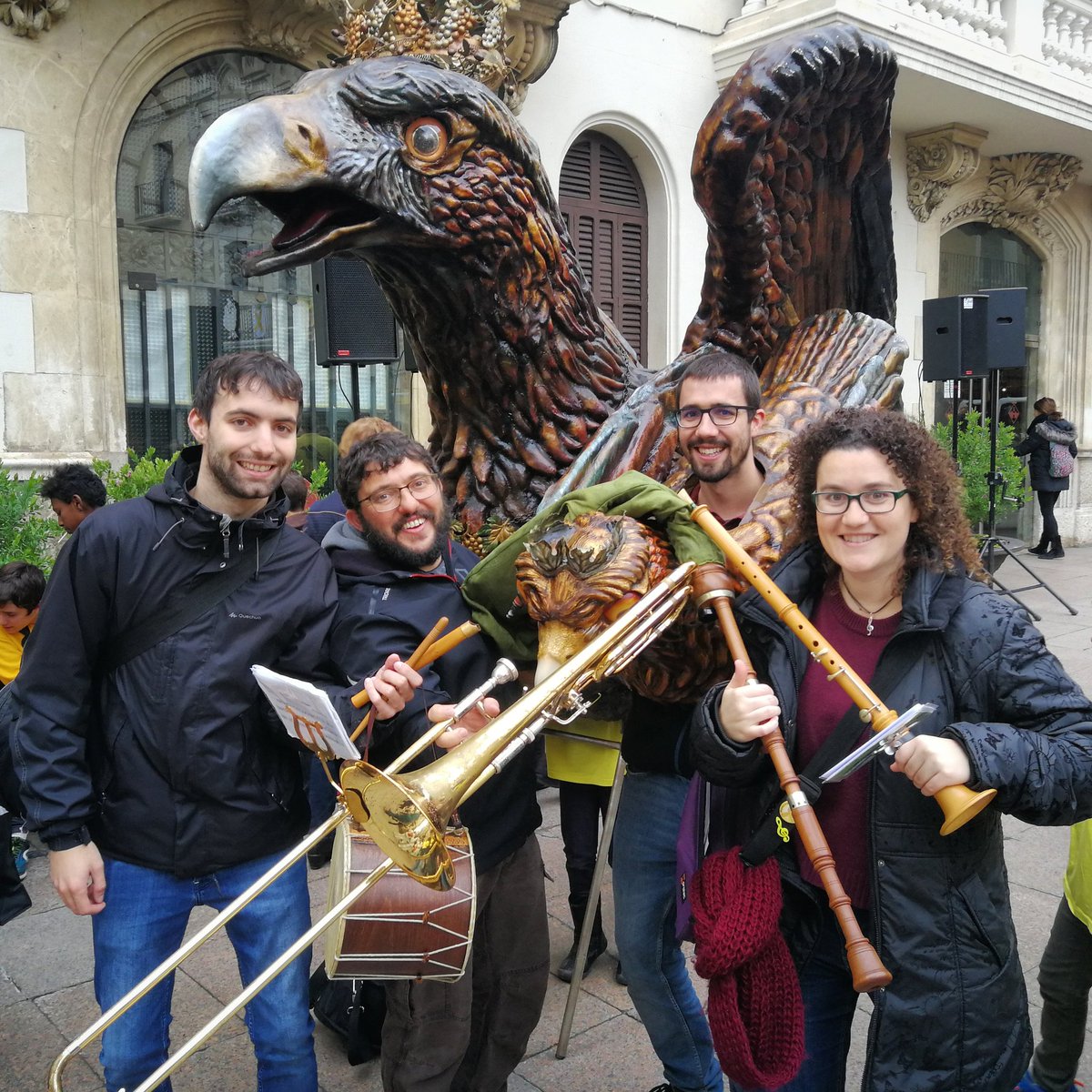 Naltros som més d'àligues 🦅 que de galls! 🙉
Avui, a la <a href="/FiradelGall/">Fira del Gall</a>, acompanyant l'àliga de Sant Julià i l'aligueta Tramuntana. #firadelgall 🐓
#vilafranca instagram.com/p/Brcz_bwFdE6/…