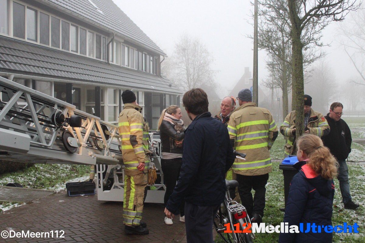 Vanmiddag is <a href="/brwvleuten/">Brandweer Vleuten</a> uitgerukt voor een dier in nood aan de Doyenneperenlaan in Vleuterweide. In een woning was een kat in het luchtkanaal gekropen. De brandweer startte een zoekactie en vond de kat op het dak in de schoorsteen #demeern #vleuten